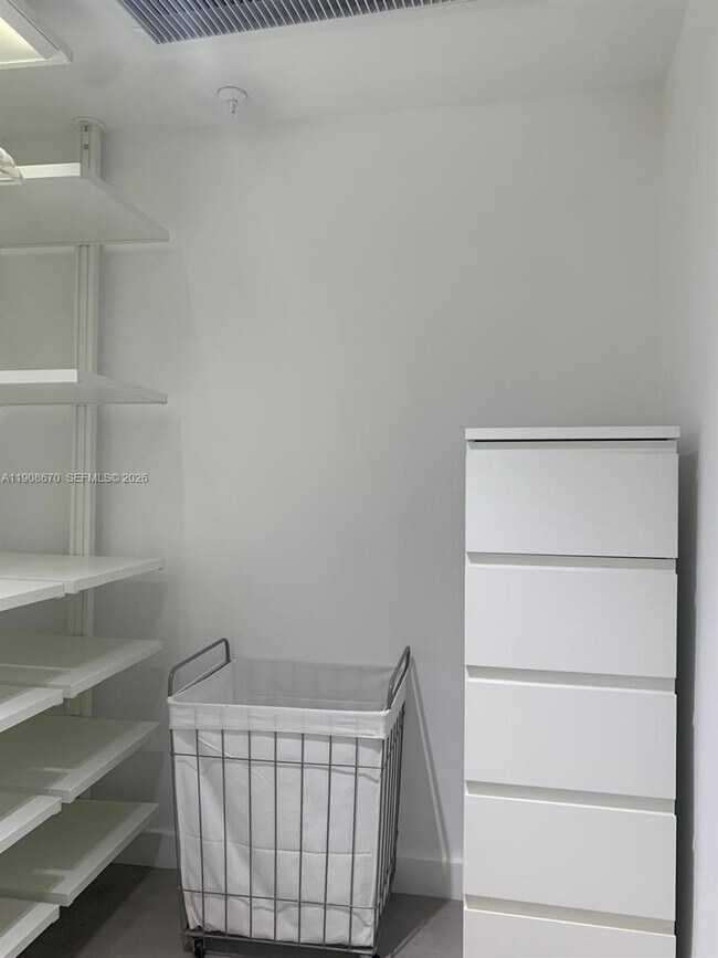 Building Photo - 900 Bay Dr