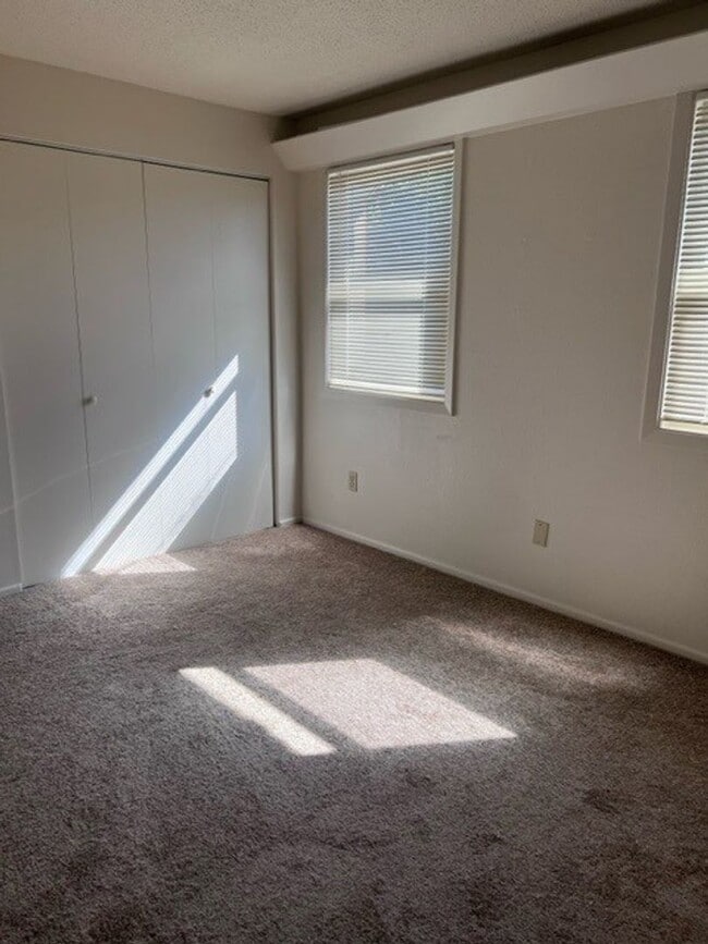 Building Photo - FREE RENT! 2x1 Townhome on Miller St S