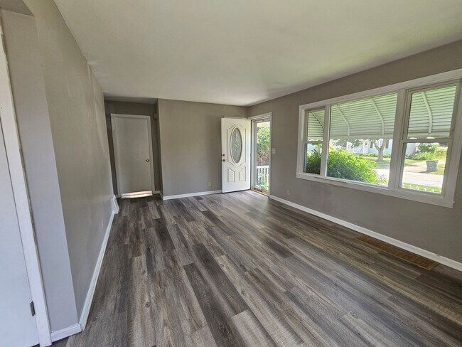 Building Photo - Charming 3-Bedroom Home with Private Yard ...
