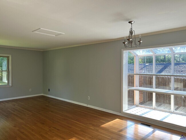 Building Photo - 2855 Riverview Rd