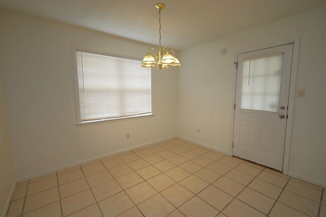 Building Photo - 4220 Wilshire Dr