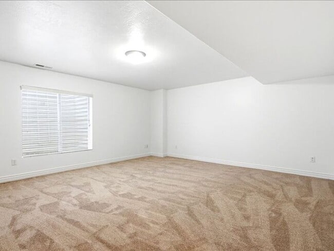 Building Photo - DRAPER  BEAUTIFUL 3 BED 2.5 BATH TOWNHOME
