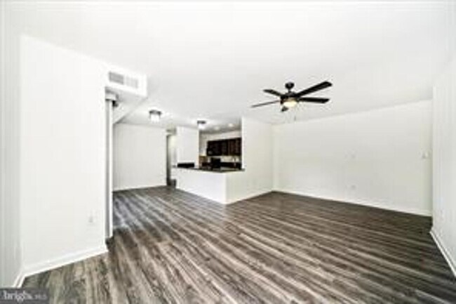 Building Photo - TOP FLOOR CONDO WITH QUIET VIEW