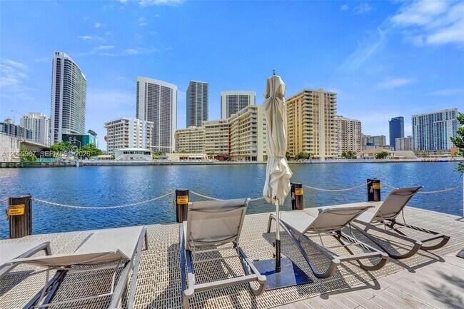 Building Photo - 2600 E Hallandale Beach Blvd