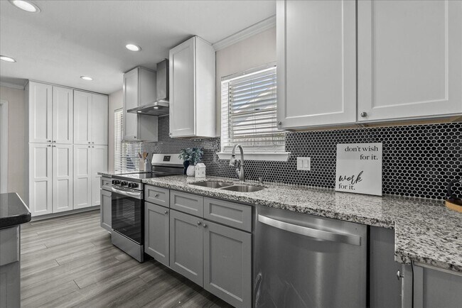 Building Photo - 15514 Diana Ln