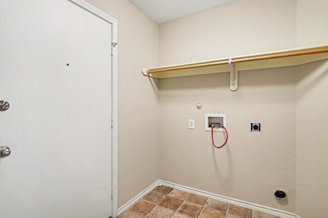 Building Photo - Updated 3-2-2 in Dallas! New Carpet and Paint! Big Yard!