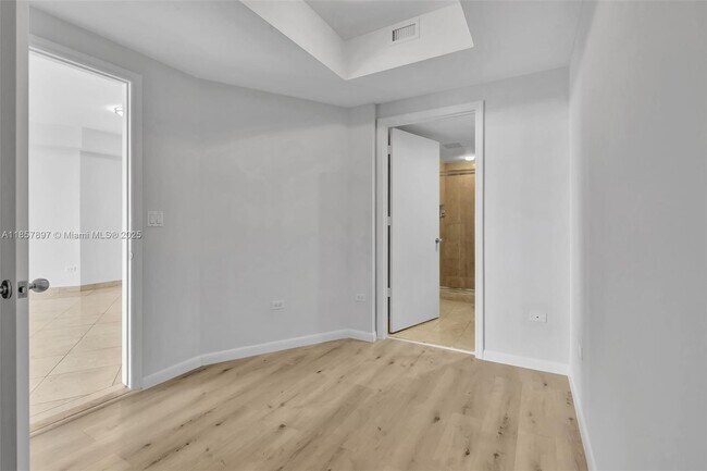 Building Photo - 848 Brickell Key Dr
