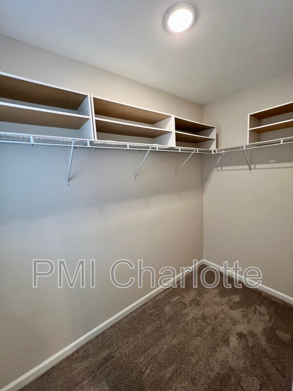 Building Photo - 1135 Overlake Dr