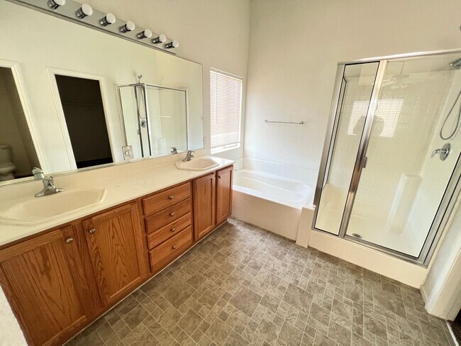 Building Photo - 4 Bedroom home with large lot