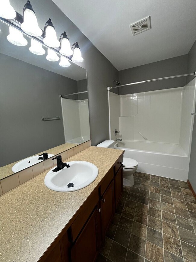 Building Photo - Beautiful 3 bedroom, 2.5 bath House in Puy...