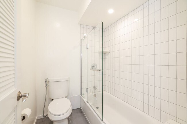 Building Photo - 2 Bedroom Condo in Highly Desirable Richmond Marina Bay!