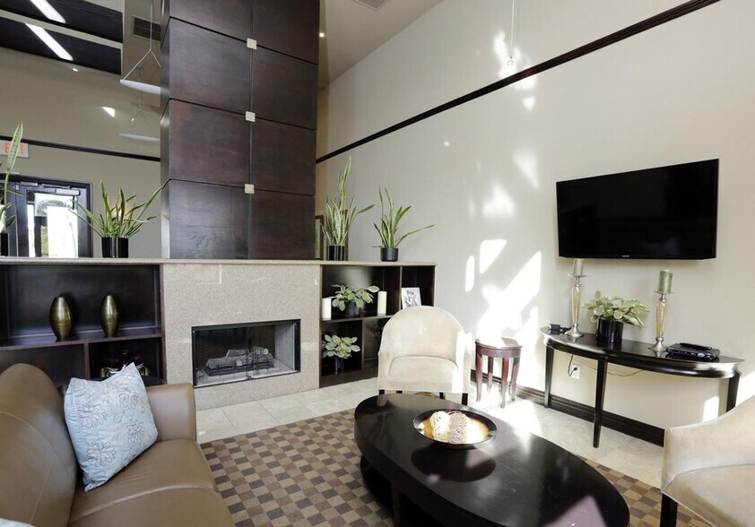 Building Photo - 8775 Costa Verde Blvd