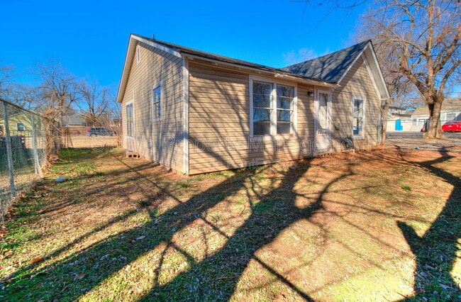 Building Photo - 620 W Acres St