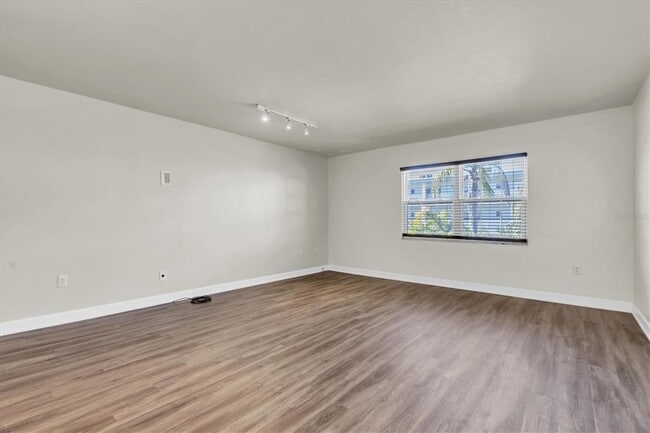 Building Photo - 701 Poinsettia Rd