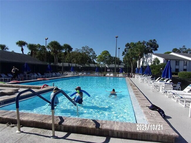 Building Photo - 2-Bed, 2-Bath Condo Retreat in Serene Tarpon Springs Oasis!