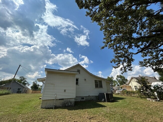 Building Photo - 2 Bed 1 Bath House - Walking Distance to D...