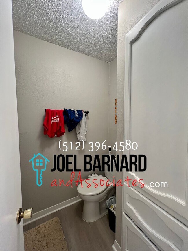Building Photo - Available Mid July: Just steps Away from Campus and Frisbee Golf Course