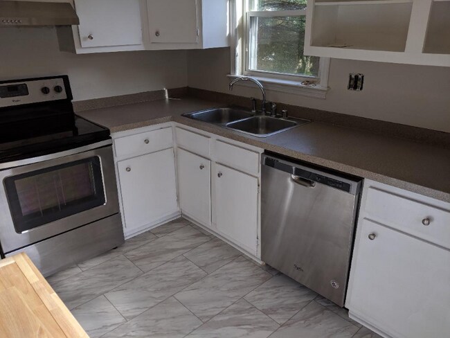 Building Photo - 474 Woodview Dr