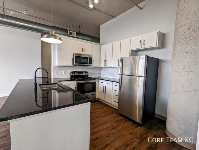 Building Photo - 320 W 7th St