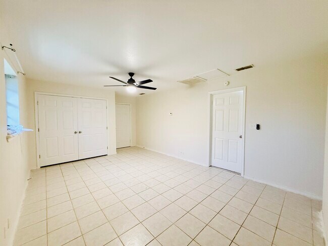 Building Photo - 907 Sandy Ln