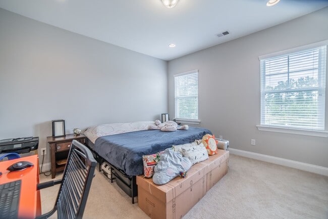 Building Photo - Coming Available! 3 Bedroom, 2.5 Bath Townhome!