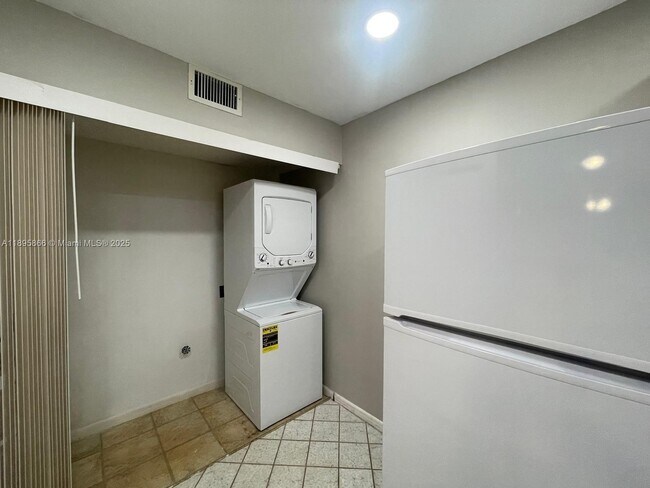 Building Photo - 7875 Margate Blvd