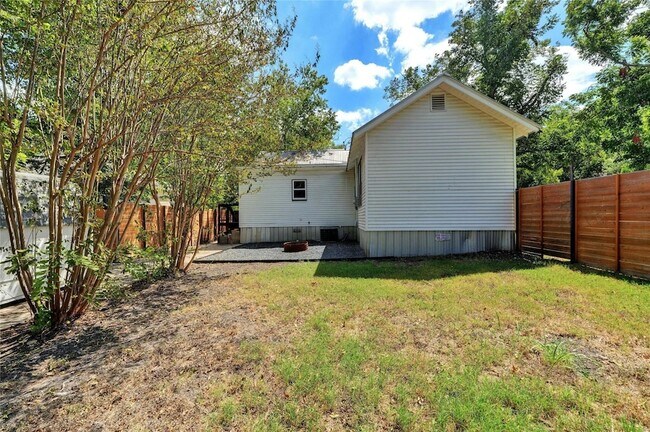 Building Photo - 1102 Hackberry St