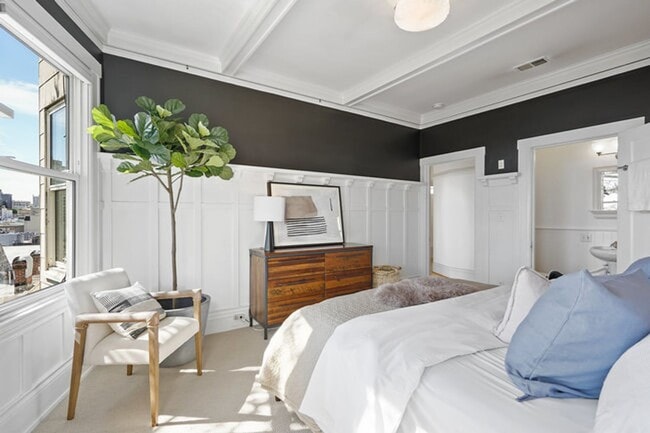 Building Photo - Gorgeous 4BR/2.5BA Nob Hill Home with Shar...