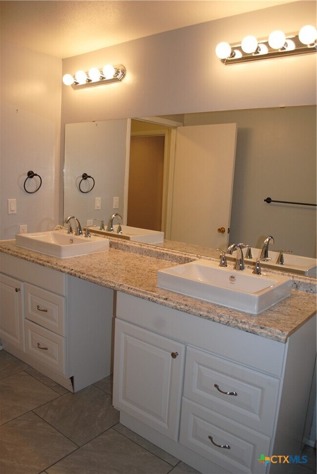 Building Photo - 13019 W Adams Ave