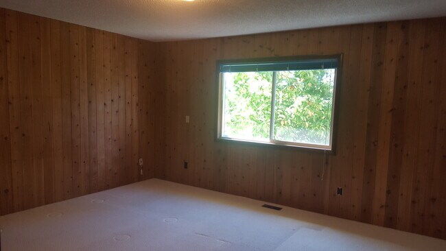 Building Photo - Raleigh Hills Beauty! XL Yard & Attached Garage! Dogs OK!