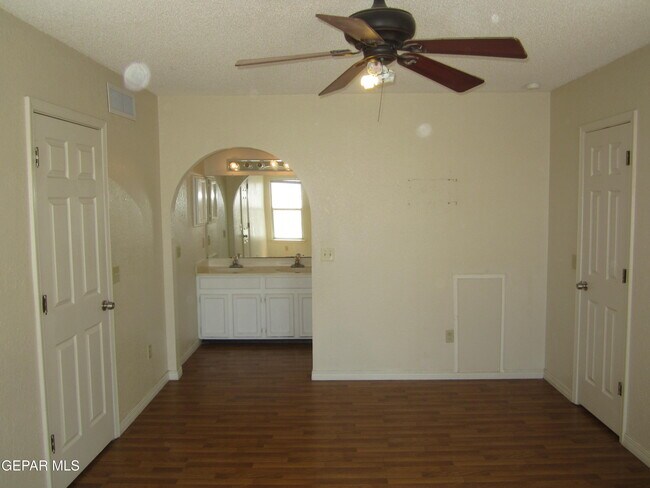 Building Photo - 6924 Imperial Ridge Dr