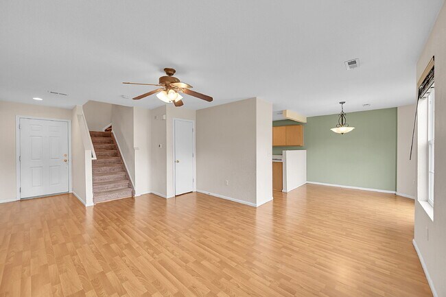 Building Photo - $2,395 - 3 Bed, 2 Bath End Unit Townhome w...
