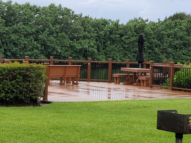 deach with seating overlooking intercoastal - 1045 Kokomo Key Ln