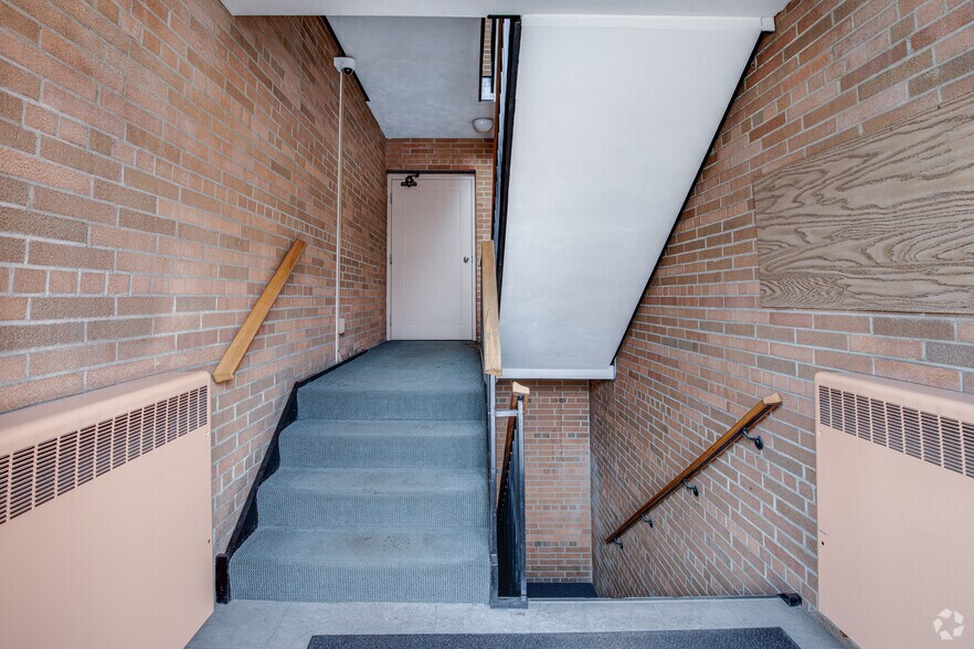 Lobby/Entrance - 3305  Hennepin Apartments