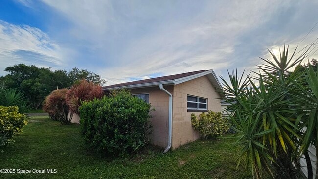 Building Photo - 1608 Watrous Dr