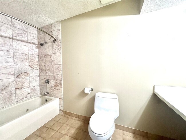 Building Photo - 147 Kelton St