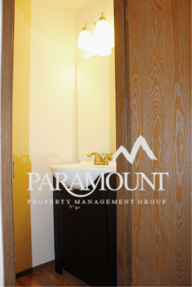 Building Photo - Remodeled 2 bed/1.5 bath duplex in Gig Harbor!