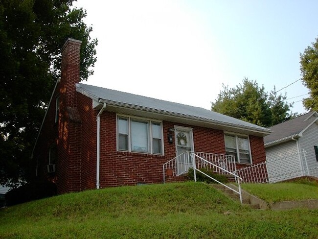 Building Photo - Charming 2 Bedroom House Downtown
