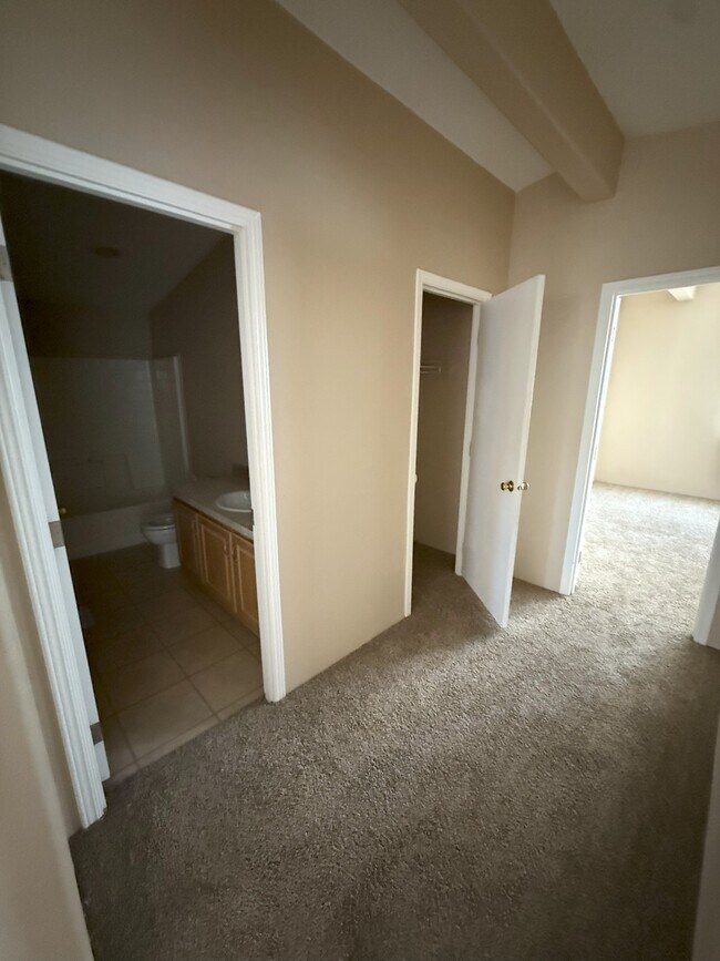 Building Photo - 1632 Sierra Vista Dr