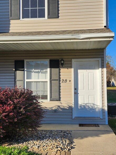 Primary Photo - 28 Peartree Ln