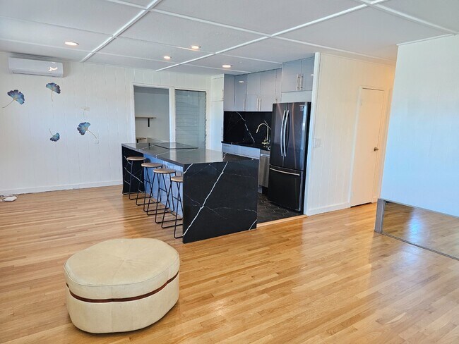 Building Photo - 3-Beds, 1.5-Bath Apartment with One tandem driveway parking space.