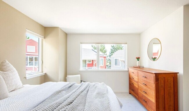 Building Photo - 1651 Zamia Ave
