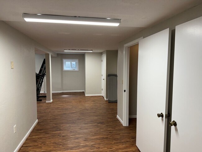 Building Photo - Updated 3 Bedroom 2.5 Bath Home on Hardwoo...