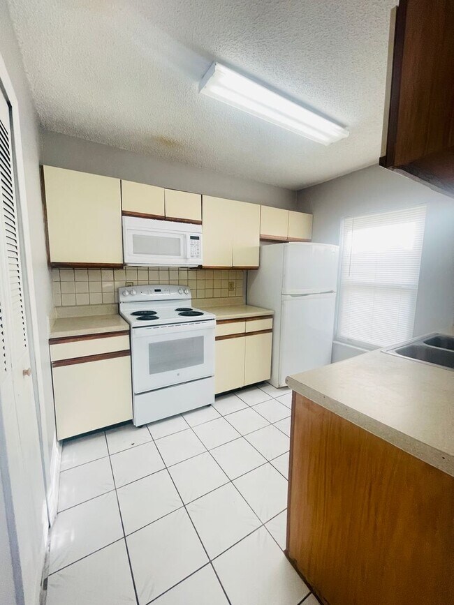 Building Photo - HIDDEN CREEK CONDO-1613 Little River Dr Or...