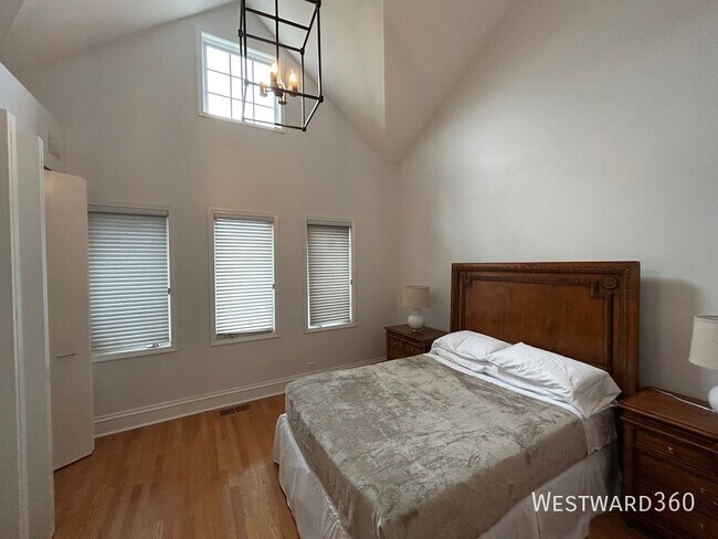 Building Photo - 1801 W Winnemac Ave