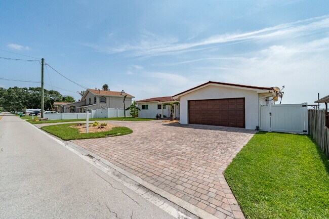 Building Photo - Gorgeous Riverfront 3/2 with dock!!