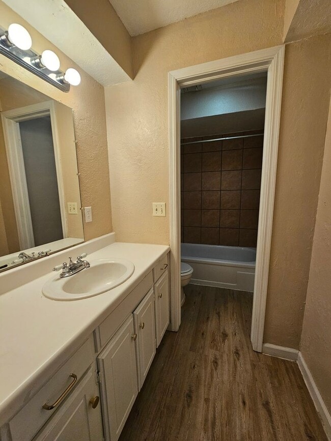 Building Photo - (3) Bed/(1.5) Bath Townhome Avail NOW!