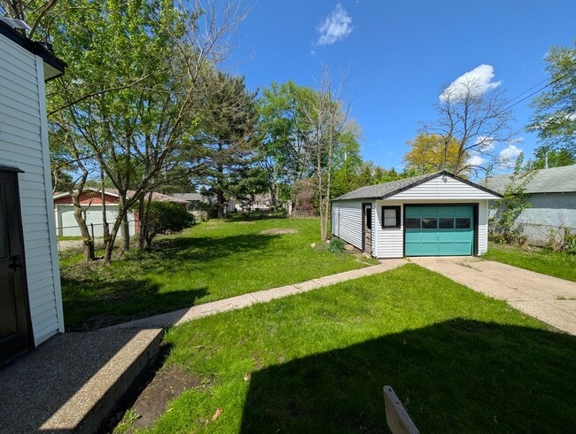 Building Photo - Remodeled 2 -3 bedroom home Elyria