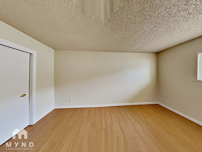 Building Photo - 870 Burbank Dr