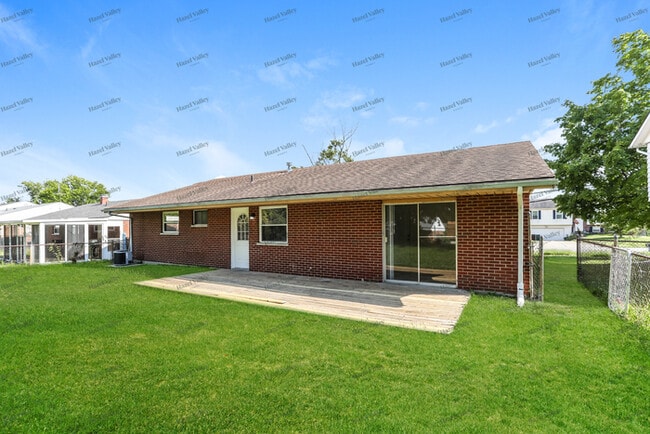 Building Photo - 2494 W Kemper Rd